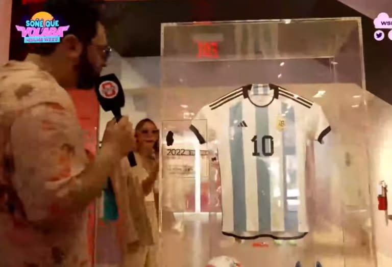 En el local estaban exhibidas las camisetas y botines que usó Lionel Messi en las cinco copas del mundo de las cuales participó (Foto: Captura Soñé que volaba)