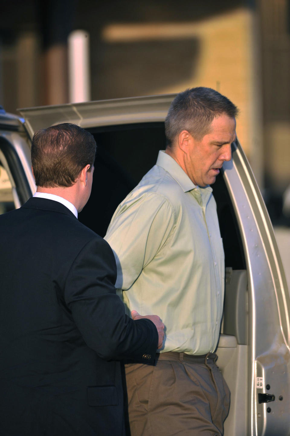 JetBlue pilot Clayton Frederick Osbon, right, is escorted to a waiting vehicle by FBI agents as he is released from The Pavilion at Northwest Texas Hospital, in Amarillo Monday, April 2, 2012. Osbon was taken directly to the Federal Court Building in Amarillo, Texas. (AP Photo/Amarillo Globe-News, Michael Schumacher) MANDATORY CREDIT; MAGS OUT; TV OUT