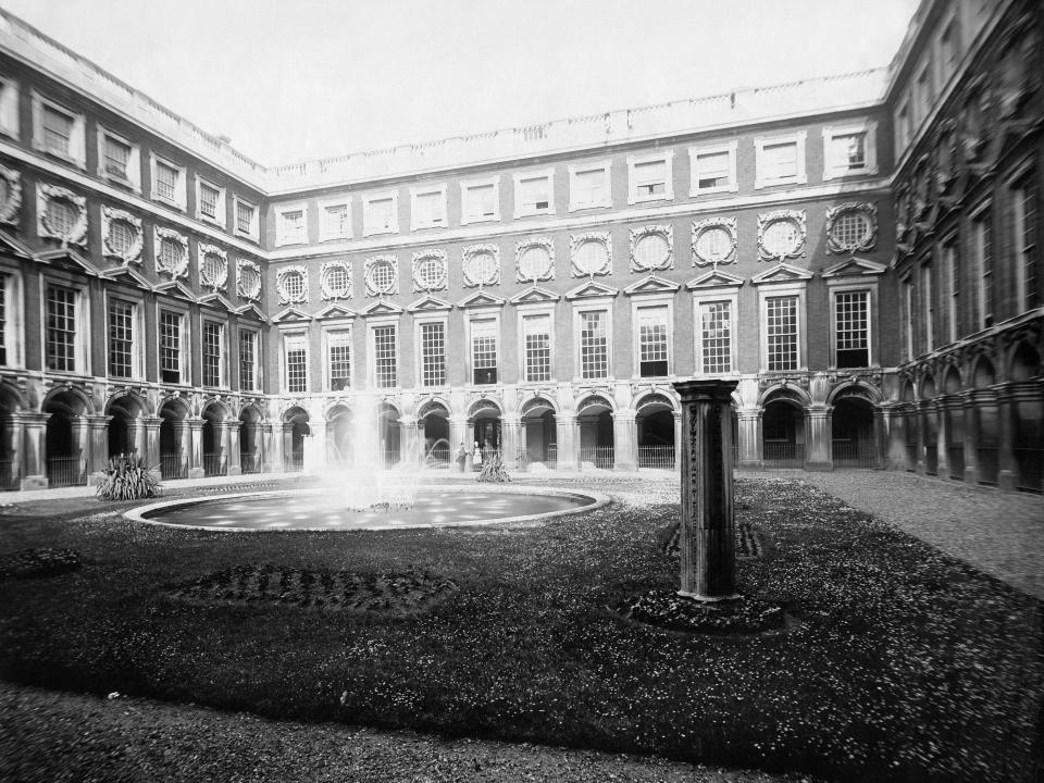 the fountain court at hampton court palace