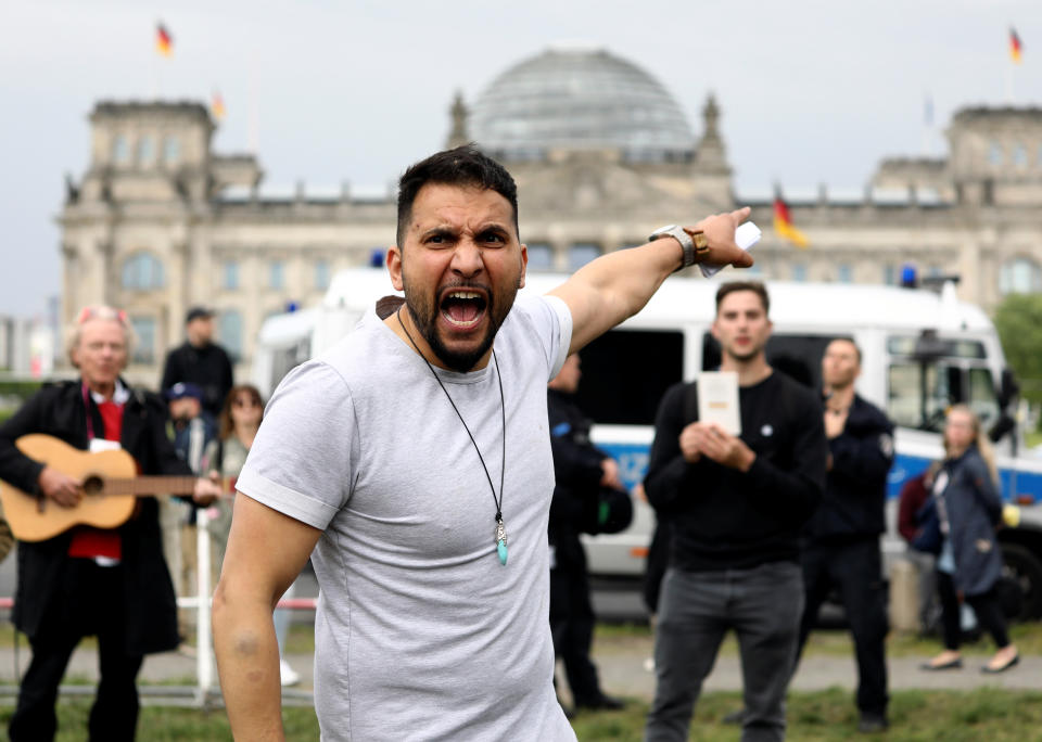 Sonst aus Prinzip ohne Maske unterwegs: Attila Hildmann bei Corona-Protesten in Berlin. (Bild: REUTERS/Christian Mang)