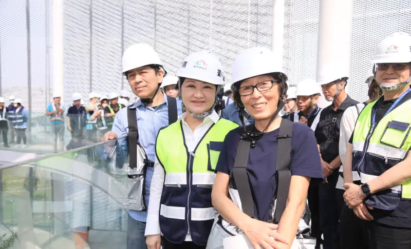 ▲日本知名女建築師妹島和世，親自為盧秀燕解說綠美圖的設計理念，左後為西澤立衛。（圖／台中市政府提供，2024.03.29）