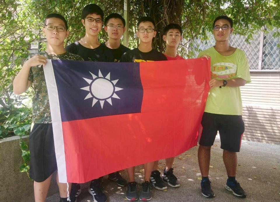 2020國際數學奧林匹亞競賽，台灣代表團6名學生拿下3銀3銅。(教育部提供)
