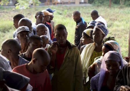 People queue to cast their votes at a polling station in Kinama neighbourhood during a parliamentary election near Bujumbura, in Burundi June 29, 2015. REUTERS/Paulo Nunes dos Santos