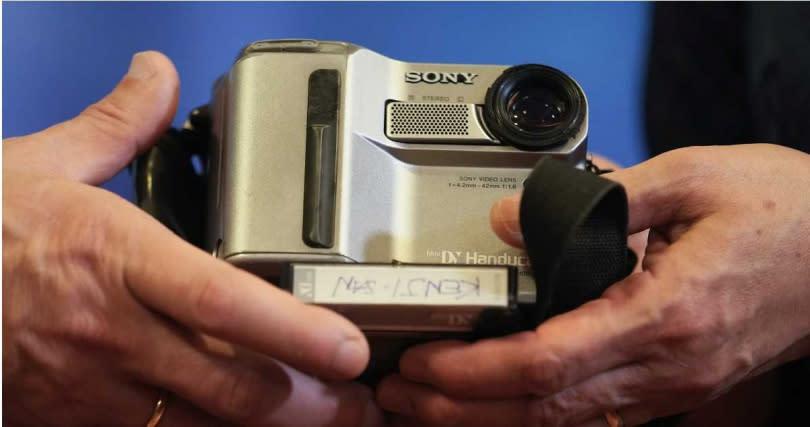 15年後，長井健司的相機被歸還到妹妹小川紀子的手裡。