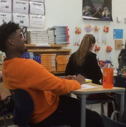 This girl took pics of her classmate matching his shirt and his drink everyday and it’s amazing