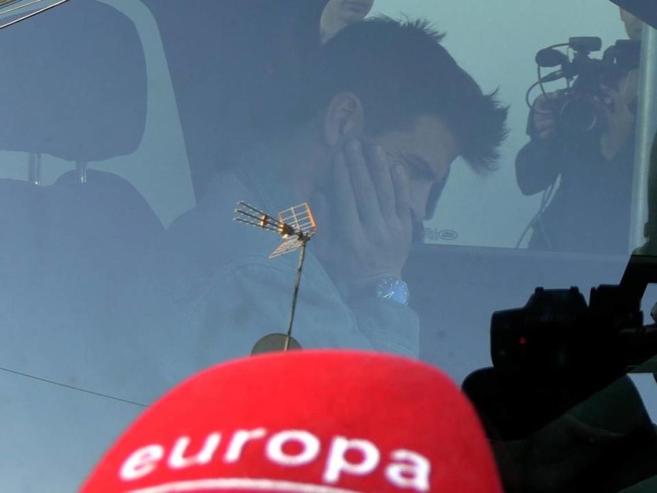 GERARD PIQUÉ ESPERA EN EL AUTO.