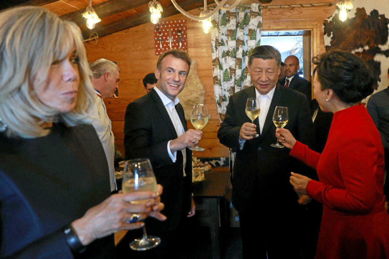 Le président Emmanuel Macron et son épouse Brigitte Macron avec le président chinois Xi Jinping et son épouse Peng Liyuan dans un restaurant au col du Tourmalet (Hautes-Pyrénées), le 7 mai 2024.  - Credit:Aurélien Morissard/Reuters