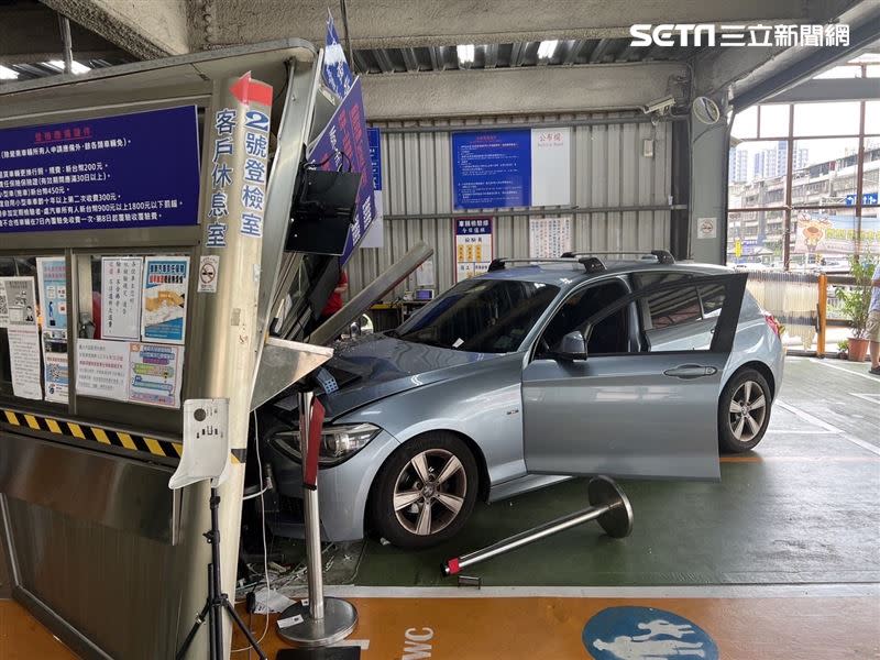 沈女駕駛客戶的BMW撞上檢驗亭。（圖／翻攝畫面）