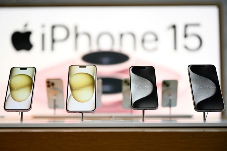 Unos teléfonos móviles iPhone 15, expuestos para su venta en una tienda de Apple en Los Ángeles el 22 de septiembre de 2023 (Patrick T. Fallon)