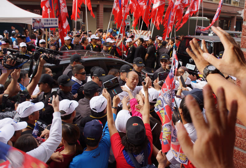 韓國瑜現身挺韓遊行終點，民眾熱情相挺。圖／中央社
