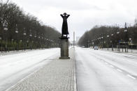 La calle del 17 de junio de Berlín (Alemania), con la Columna de la victoria al fondo, sin apenas tráfico el 29 de marzo. (Foto: Carsten Koall / picture alliance / Getty Images).