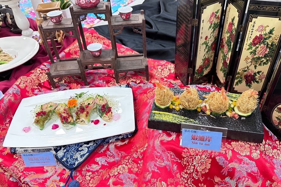 公東高工餐飲技術科首次參加「環太平洋國際廚藝大賽」，以麵食及鱸魚項目奪下銀牌，展現師生努力耕耘的成果。