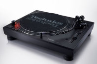 <p>Il leggendario SL-1200 di Technics è dal 1972 il punto di riferimento delle puntine dei dj, ossia il giradischi più venduto (con oltre 3,5 milioni di esemplari) per il dj setting. In occasione del CES 2019, Technics ha presentato il nuovissimo SL-1200 mk7, settima versione del suo giradischi cult. In arrivo in Italia a partire da giugno, prezzo non ancora annunciato. Info su technics.com </p>