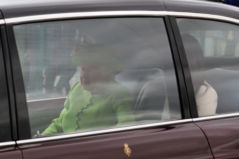 Der besondere Augenblick zwischen Queen Elizabeth II und Meghan Markle wurde von einem adleräugigen Fan festgehalten. Foto: Getty Images