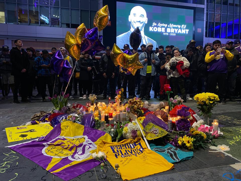 People gather to pay tribute to former NBA and Los Angeles Lakers player Kobe Bryant on January 26, 2020 following his death in a helicopter crash near Los Angeles. (Photo by Chris Delmas / AFP)