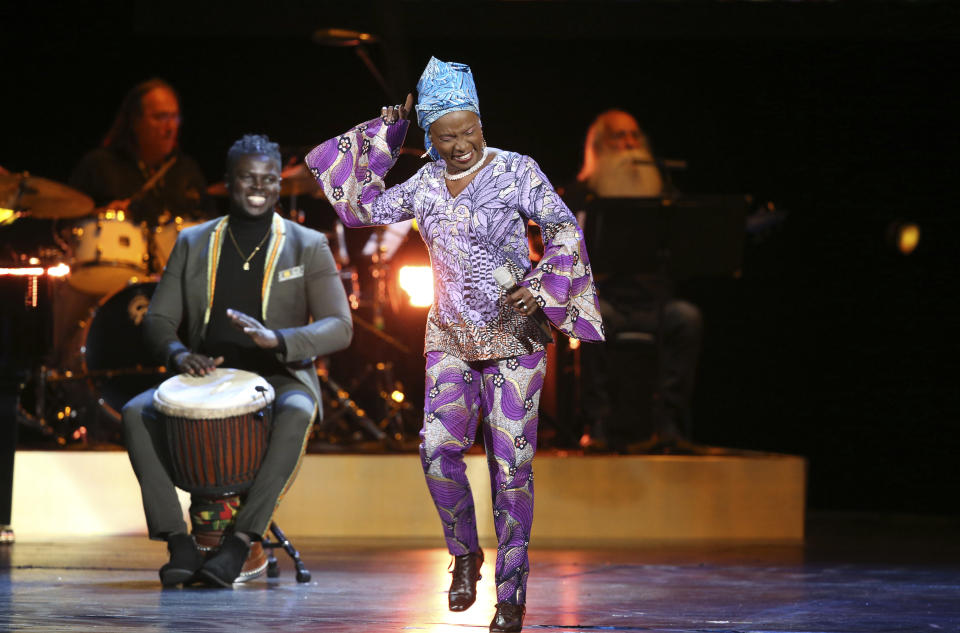 Angelique Kidjo canta en la Premiere de los Grammy el domingo 26 de enero del 2020 en Los Angeles. (Foto por Matt Sayles/Invision/AP)