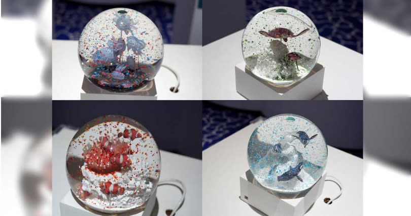 水晶球中可見受海洋塑膠垃圾影響的海月水母、綠蠵龜、麥哲倫企鵝、小丑魚等生物模型。