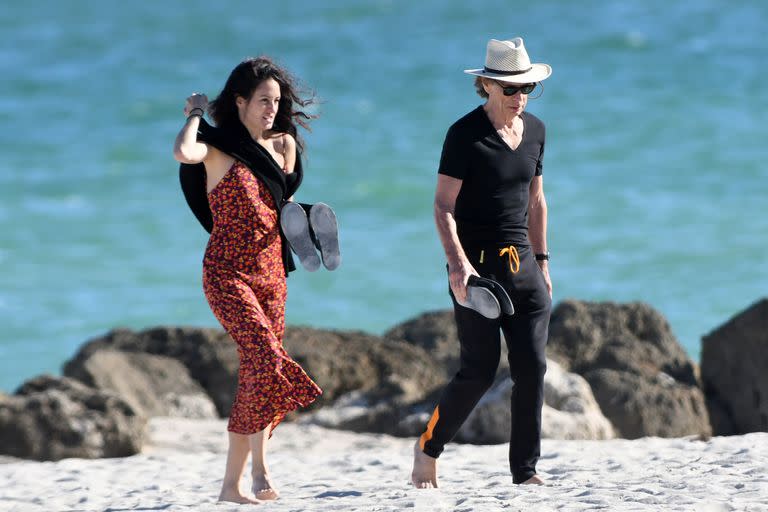 El líder de los Rolling Stones, Mick Jagger, da un paseo por la playa con su novia Melanie Hamrick en Miami