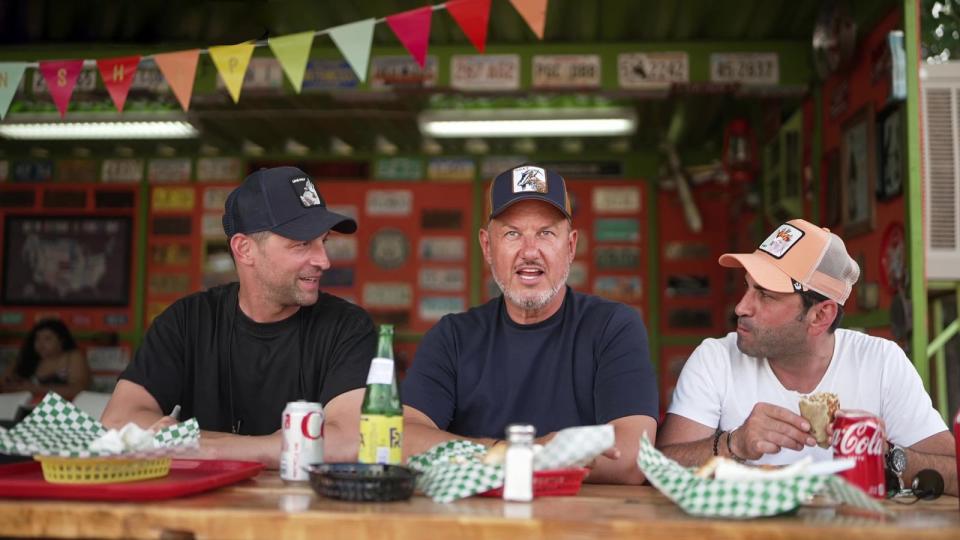 An der Hot-Dog-Bude fühlten sich Alexander Kumptner (links), Frank Rosin (Mitte) und Ali Güngörmüş wohl. (Bild: Kabel Eins)