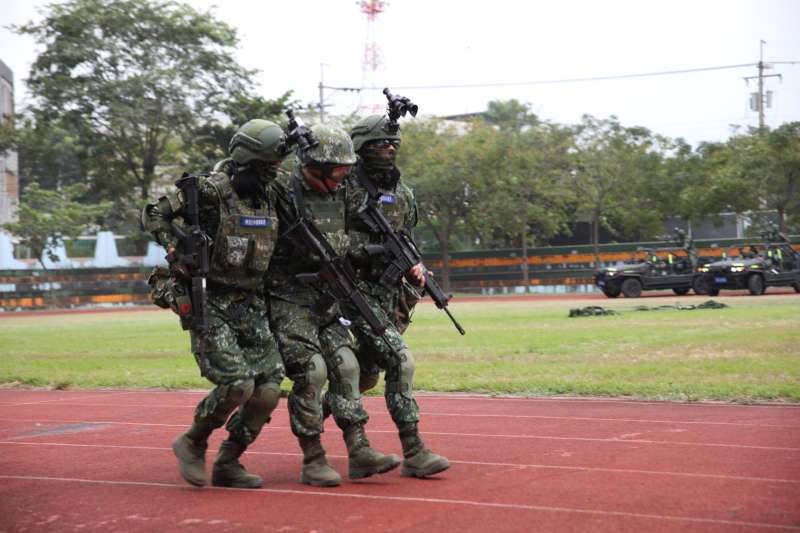 20201023-陸軍「戰術任務行軍」近日展開，攙扶弟兄的2員頭盔上裝有夜視鏡。（取自中華民國陸軍臉書）