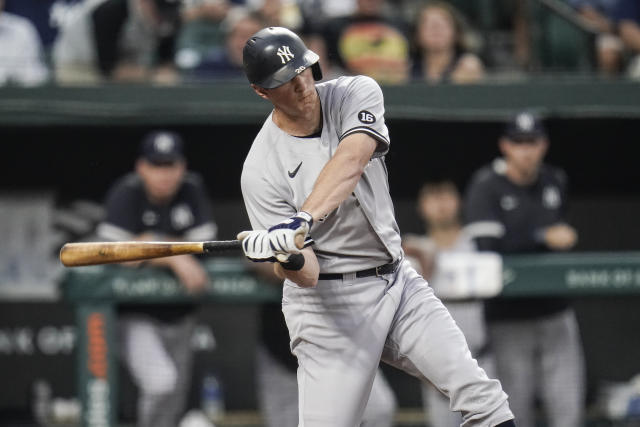 Yanks' LeMahieu to IL with sports hernia, Voit done for year