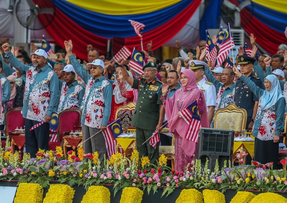 Yang di-Pertuan Agong Al-Sultan Abdullah Ri’ayatuddin Al-Mustafa Billah Shah, Raja Permaisuri Agong Tunku Hajah Azizah Aminah Maimunah Iskandariah and Prime Minister Mahathir Mohamad during the National Day Parade in Kuala Lumpur August 31, 2019.—Picture by Firdaus Latif