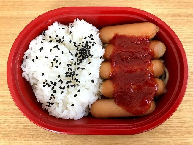 ▲日本一款便當配菜只有5根香腸，從6月底上市後連續兩個月成為暢銷冠軍。（圖／翻攝自《食品產業新聞SSNP》）