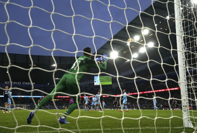 La pelota pega en el palo derecho y entra; el gol de Manuel Lanzini llegó sobre el final para West Ham, que no pudo ni sacar del medio para buscar el empate