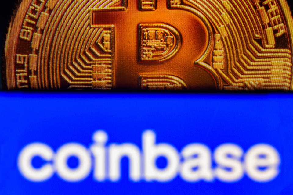 BRÉSIL - 2021/08/06 : Sur cette photo, le logo Coinbase s'affiche sur l'écran d'un smartphone, en arrière-plan, une crypto-monnaie bitcoin est affichée.  (Photo Illustration par Rafael Henrique/SOPA Images/LightRocket via Getty Images)