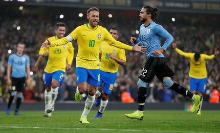 Fútbol - Amistoso Internacional - Brasil vs Uruguay - Estadio Emirates, Londres, Reino Unido - 16 de noviembre, 2018 - Neymar de Brasil celebra después de anotar el primer gol de su equipo desde el punto penal. Action Images via Reuters/Peter Cziborra