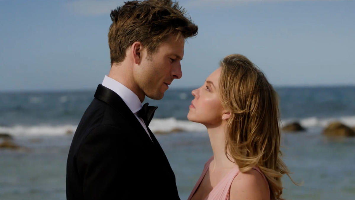 Sydney Sweeney And Glen Powell Pretend To Be Lovers In Sexy Anyone But You Trailer