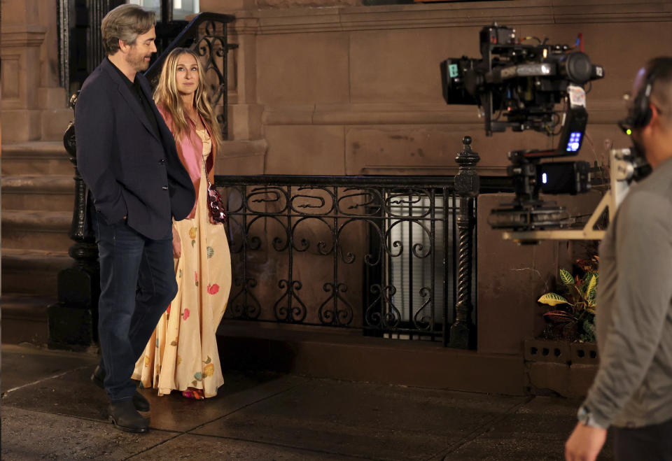 Photo by: zz/KGC-505/STAR MAX/IPx 2021 10/21/21 Sarah Jessica Parker and Jon Tenney on the set of the 