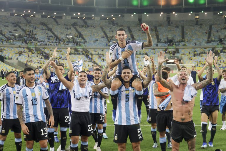 Ángel Di María, en andas de Leandro Paredes, recibe el tributo de sus compañeros en pleno Maracaná