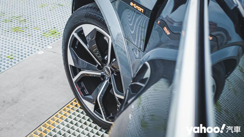 輪圈配置21吋Audi Sport式樣，輪胎統一285/40R21規格。