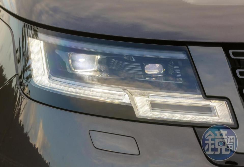 全新數位 LED 頭燈採用高達 120 萬組微鏡片組成，透過自適應前照明功能可在車輛行駛路徑上遮擋多達 16 個物體，並可產生最遠 500m 長距離的精準光束，在不產生眩光的情況下提供最佳的前方照明。