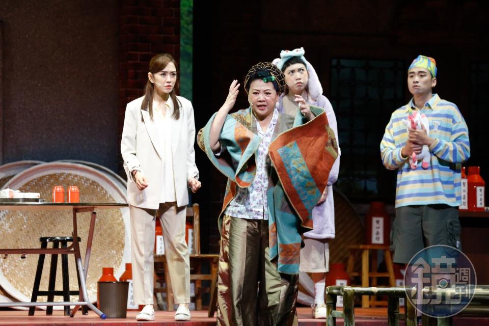 王琄是劇團公認的訓導老師，總會提醒演員們在舞台上該注意的細節。