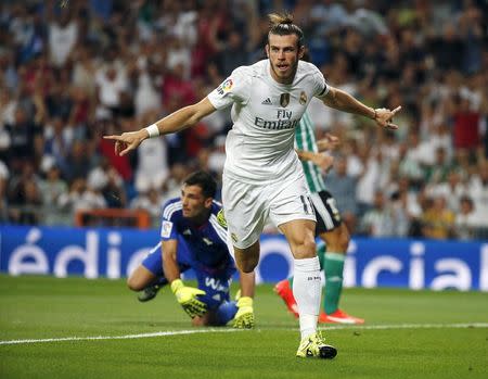 Real Madrid's Gareth Bale (R) celebrates his goal against Real Betis during their Spanish First Division soccer match at Santiago Bernabeu stadium in Madrid, Spain, August 29, 2015. REUTERS/Andrea Comas