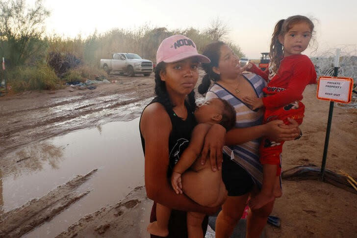 Inmigrantes que buscan asilo esperan a la patrulla fronteriza de Estados Unidos tras cruzar la frontera desde México a través del Río Grande. Eagle Pass, Texas, U.S., September 28, 2023. REUTERS/Brian Snyder