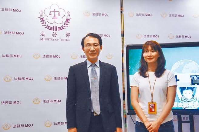 法務部法制司代理司長王全成（左）、台東地檢署調部辦事檢察官許萃華。（張孝義攝）