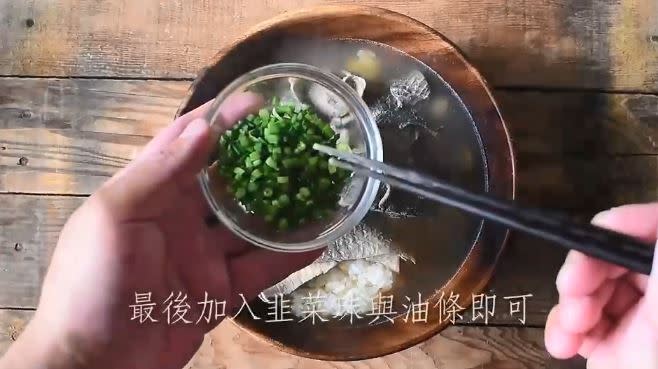  台南人的早餐「虱目魚皮粥」。（圖／翻攝自youtube阿威老師頻道）