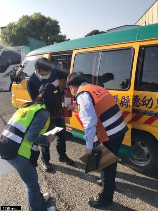 南投監理站會同南投縣警局交通隊及教育處組成聯合稽查小組，稽查補習班及課後照顧中心接送學童車輛。(記者蔡榮宗攝)