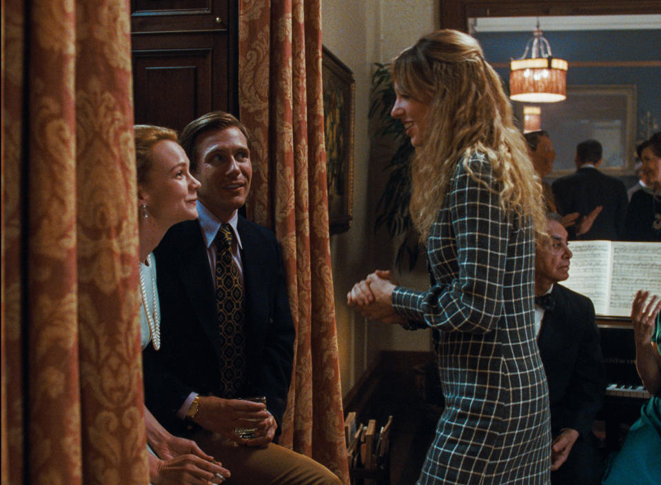 This image released by Netflix shows Carey Mulligan as Felicia Montealegre, from left, Zachary Booth as Mendy Wager and Maya Hawke as Jamie Bernstein n a scene from "Maestro." (Jason McDonald/Netflix via AP)