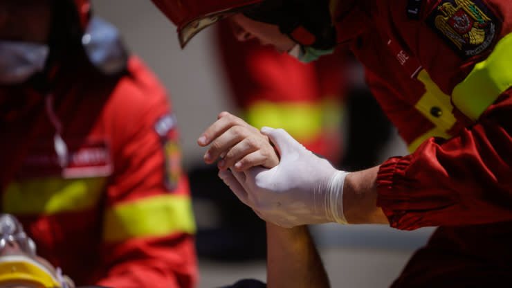 Pompiers secourant un blessé