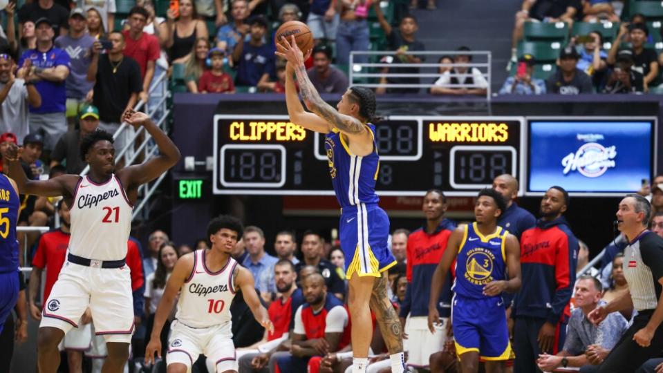 Watch Lindy Waters drain buzzer-beating 3, lifts Warriors past Clippers