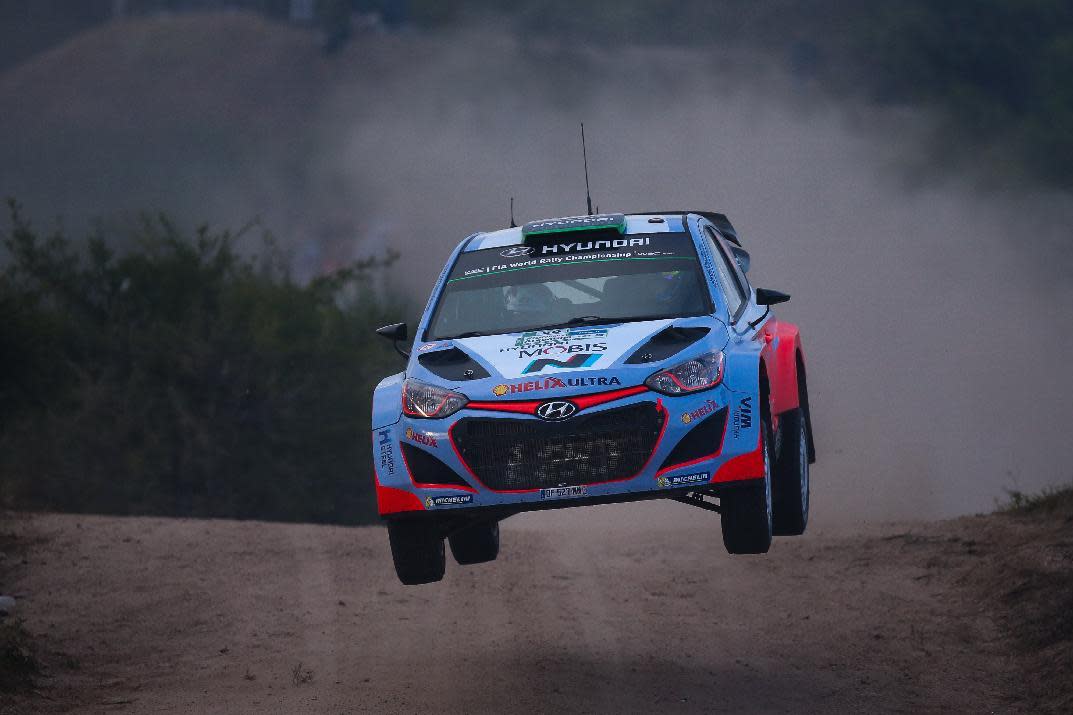 Hayden Paddon, antes del accidente en el Rally de Argentina. (AFP Photo/Diego Lima)