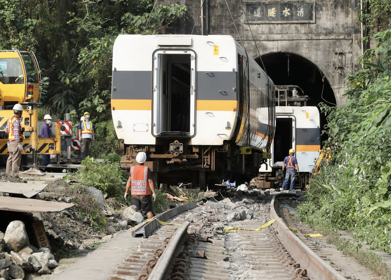 現場大型機具進駐，將第1節車廂拉出後，接著吊掛第2節車廂。中央社記者張皓安攝 110年4月3日