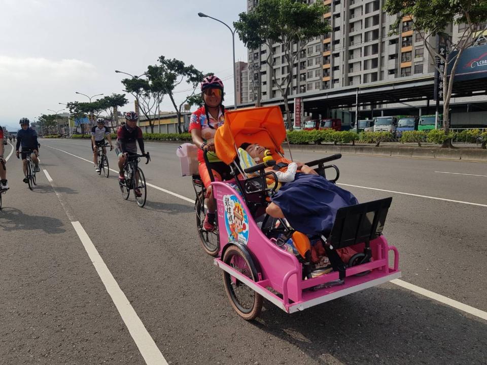 不留遺憾！單親媽帶腦麻兒單車環島畢旅，圖片來源：陳嘉齡臉書專頁。