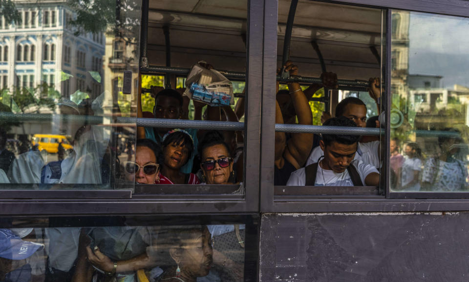 La gente viaja en un autobús completamente lleno en La Habana, Cuba, el jueves 6 de abril de 2023. (AP Foto/Ramón Espinosa)