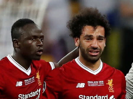 Soccer Football - Champions League Final - Real Madrid v Liverpool - NSC Olympic Stadium, Kiev, Ukraine - May 26, 2018 Liverpool's Sadio Mane consoles teammate Mohamed Salah as he is substituted off due to injury REUTERS/Andrew Boyers