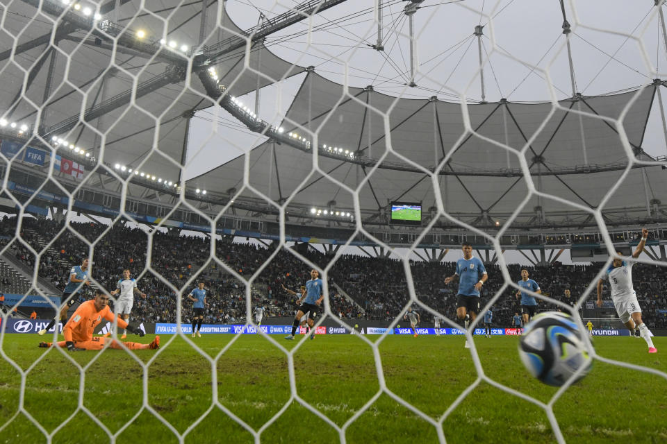 England's Alfie Devine, third from left, scores his side's 2nd goal against Uruguay during a FIFA U-20 World Cup Group E soccer match at Diego Maradona stadium in La Plata, Argentina, Thursday, May 25, 2023. (AP Photo/Gustavo Garello)